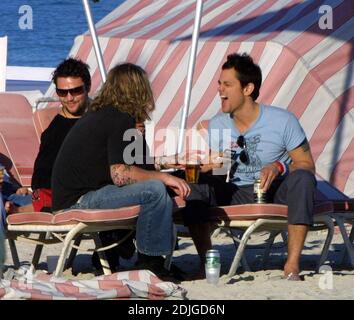 Johnny Knoxville pariert hart mit den Jackass-Kumpels Bam Margera und Ryan Dunn am South Beach, FL, 2/5/06 Stockfoto