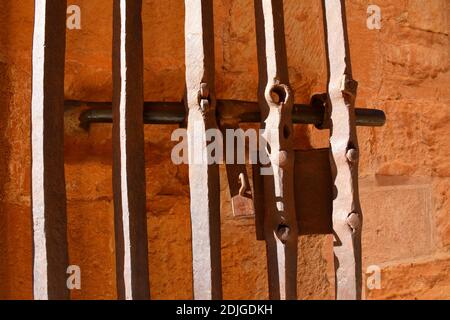 Detail von Eisenzaun mit Schloss aus dem Mittelalter in der Burg von Belmonte. Stockfoto