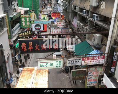 Eine Straßenszene in Hongkong, von der Rolltreppe in den mittleren Stockwerken aus gesehen. Ernie Mastroianni Foto Stockfoto