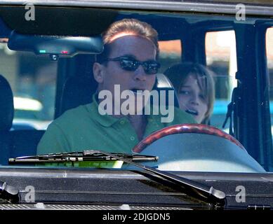 Exklusiv!! Arnold Schwarzenegger nimmt seinen Sohn Patrick für einen weiteren Wochenend-Spin mit, diesmal ohne Unfälle und mit seinem Motobike für einen Mercedes G500 oder als Spitzname vom Gouverneursplatz, seinen G WAGEN. Malibu, Ca. 1/22/06 Stockfoto