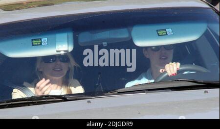 Naomi Watts, dünn aussehend, nach einem Lunch Date mit einem Freund im Cafe Med in West Hollywood, ca. 02/09/06 Stockfoto