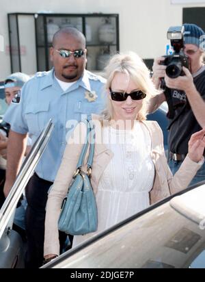 Naomi Watts, dünn aussehend, nach einem Lunch Date mit einem Freund im Cafe Med in West Hollywood, ca. 02/09/06 Stockfoto