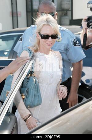 Naomi Watts, dünn aussehend, nach einem Lunch Date mit einem Freund im Cafe Med in West Hollywood, ca. 02/09/06 Stockfoto