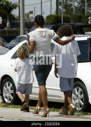 Exklusiv!! Barbara becker und Söhne machen einen Sonntagsbummel. Elias findet einen Felsen, den er mit nach Hause nehmen will, Maimi Beach, FL, 3/13/06 Stockfoto
