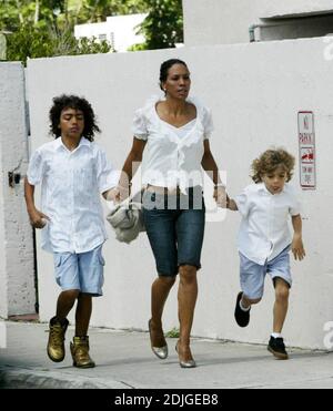 Exklusiv!! Barbara becker und Söhne machen einen Sonntagsbummel. Elias findet einen Felsen, den er mit nach Hause nehmen will, Maimi Beach, FL, 3/13/06 Stockfoto