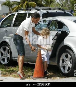 Exklusiv!! Barbara becker und Söhne machen einen Sonntagsbummel. Elias findet einen Felsen, den er mit nach Hause nehmen will, Maimi Beach, FL, 3/13/06 Stockfoto