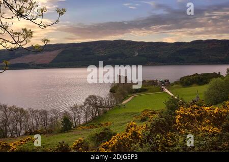 Abend über dem Loch Ness Fluss in Schottland Stockfoto