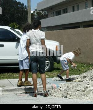 Exklusiv!! Barbara becker und Söhne machen einen Sonntagsbummel. Elias findet einen Felsen, den er mit nach Hause nehmen will, Maimi Beach, FL, 3/13/06 Stockfoto