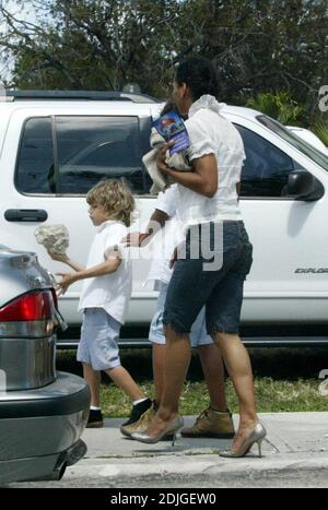 Exklusiv!! Barbara becker und Söhne machen einen Sonntagsbummel. Elias findet einen Felsen, den er mit nach Hause nehmen will, Maimi Beach, FL, 3/13/06 Stockfoto