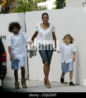 Exklusiv!! Barbara becker und Söhne machen einen Sonntagsbummel. Elias findet einen Felsen, den er mit nach Hause nehmen will, Maimi Beach, FL, 3/13/06 Stockfoto