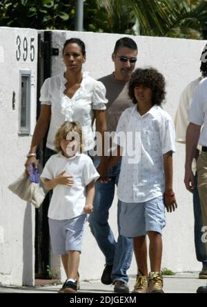 Exklusiv!! Barbara becker und Söhne machen einen Sonntagsbummel. Elias findet einen Felsen, den er mit nach Hause nehmen will, Maimi Beach, FL, 3/13/06 Stockfoto