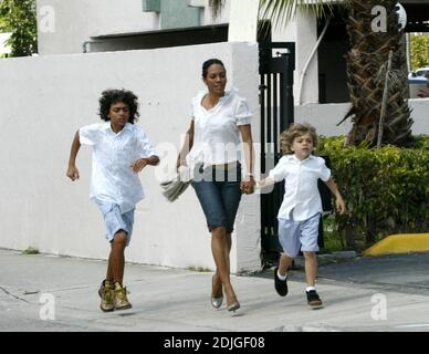 Exklusiv!! Barbara becker und Söhne machen einen Sonntagsbummel. Elias findet einen Felsen, den er mit nach Hause nehmen will, Maimi Beach, FL, 3/13/06 Stockfoto