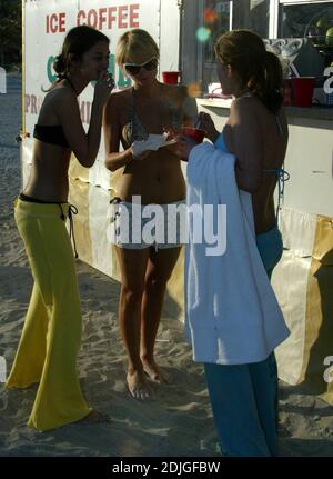 Paris Hilton hängt mit Freunden am Miami Beach, 12/06 Stockfoto