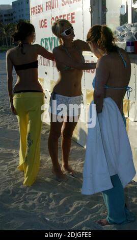 Paris Hilton hängt mit Freunden am Miami Beach, 12/06 Stockfoto