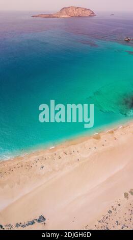 Luftaufnahme des Strandes Playa de Las Conchas im Norden von La Graciosa, der Hauptinsel des Archipels Chinijo, Lanzarote. Kanarische Inseln. Spanien Stockfoto