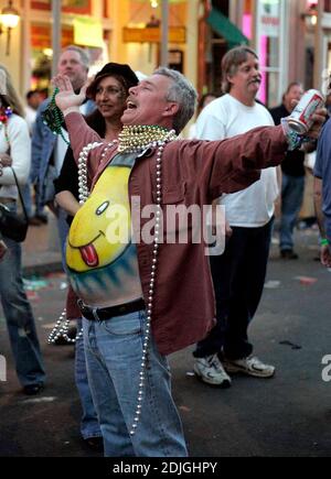 Die beiden Gesichter von New Orleans im Mardi Gras als Nachtschwärmer feiern auf der Bourbon Street, während Gesundheitsarbeiter noch versuchen, Hurrikan Schäden in New Orleans, Louisiana, sechs Monate nach Hurrikan Katrina überschwemmt die Stadt zu säubern. 28/06 [[bar]] Stockfoto