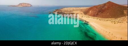 Luftaufnahme des Playa de las Conchas und Berg Bermeja, Insel La Graciosa in Lanzarote, Kanarische Insel. Spanien. Blick aufs Meer und Sandstrand Stockfoto