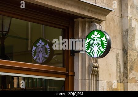 Ein Bild des Starbucks Logos auf dem Display vor einem der Betriebe. Stockfoto