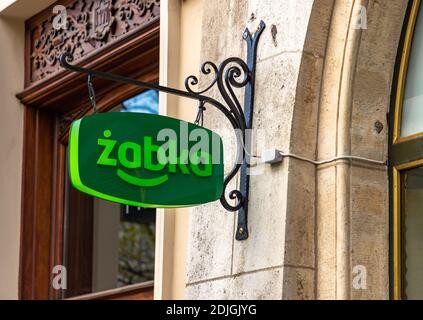 Ein Bild des Żabka-Logos auf dem Display vor einem der Geschäfte. Stockfoto