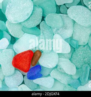 Drei verschiedene Seeglas auf grünes Meer Glas Hintergrund isoliert Stockfoto