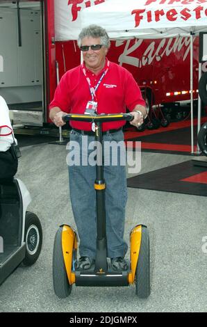 Mario Andretti fährt einen segway am Toyota Indy 300 Wochenende im Homestead Miami Speedway. Qualifikation Für Die Indy Pro Series. 03/24/06 Stockfoto