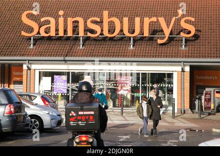 London, Großbritannien. Dezember 2020. Außenansicht des Sainsbury's Supermarktes in London. Kredit: SOPA Images Limited/Alamy Live Nachrichten Stockfoto