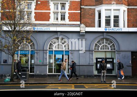 London, Großbritannien. Dezember 2020. Die Menschen gehen an einer Filiale der Barclays Bank in London vorbei. Kredit: SOPA Images Limited/Alamy Live Nachrichten Stockfoto