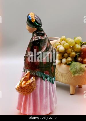 Eine vertikale Aufnahme einer alten Porzellanfigur Stockfoto