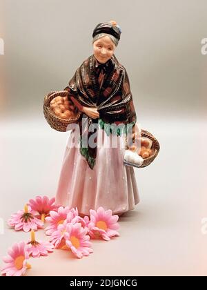Eine vertikale Aufnahme einer alten Frau Porzellanfigur Stockfoto