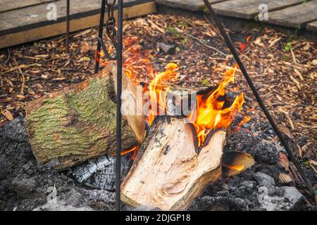 Lagerfeuer, brennendes Holz auf einem touristischen Campingplatz in England Stockfoto