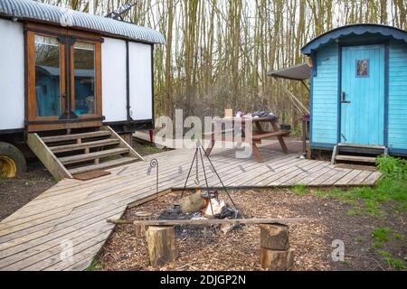 Camping in einem Wald mit umgebauten Zugwagen in Gloucestershire, England Stockfoto