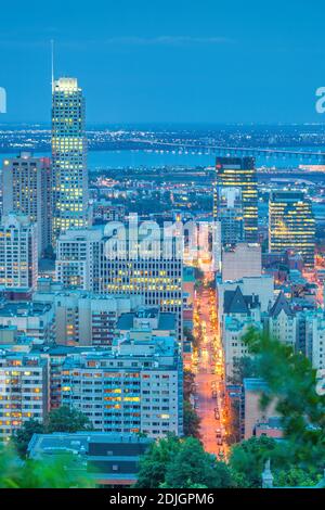 Beleuchtete Wolkenkratzer im Finanzviertel der Innenstadt von Montreal, Quebec, Kanada bei Nacht. Stockfoto