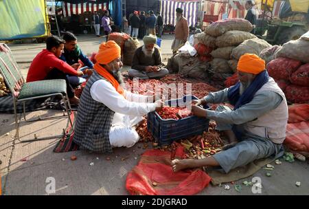 Delhi, Indien. Dezember 2020. Sikh-Bauern bereiten während der Demonstration Mahlzeiten für Demonstranten zu.Führer von Bauerngewerkschaften, die gegen die neuen Agrargesetze des Zentrums protestieren, befinden sich in einem eintägigen Hungerstreik. Die Bauern werden auch landesweit Demonstrationen abhalten. Der Hungerstreik zwischen 8 und 17 Uhr ist Teil des Plans der Bauern, ihre Agitation zu intensivieren. Kredit: SOPA Images Limited/Alamy Live Nachrichten Stockfoto