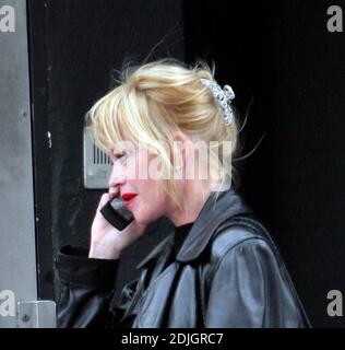 Exklusiv!! Melanie Griffith schien sichtlich aufgeregt zu sein, als sie auf dem Weg zu ihrem regulären AA-Treffen in West Hollywood, ca., mit ihrem Telefon chattete. 31/06 [[rac]] Stockfoto