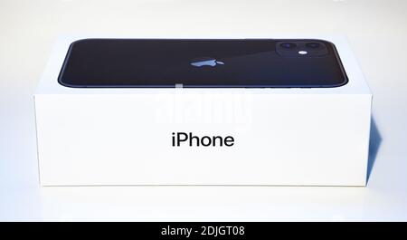 Ein Bild der Apple iPhone 11 Box von der Seite aus gesehen. Stockfoto