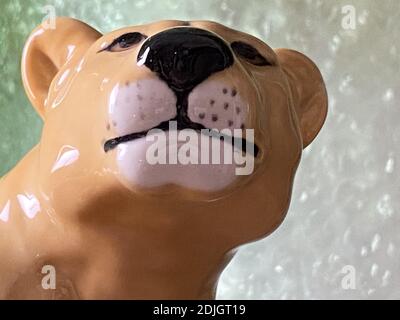Nahaufnahme einer Porzellanlöwenfigur Stockfoto