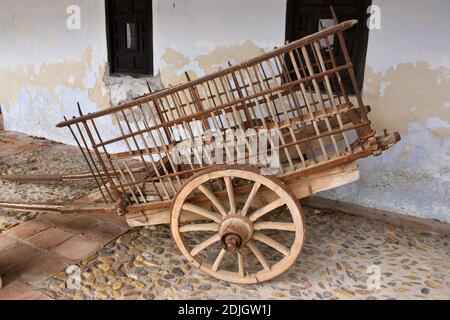 Zweirädrige antike Kavalleriewagen oder Anhänger, aus Holz und Eisen gebaut. Stockfoto