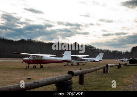Privatflugzeuge am Plum Island Flughafen an einem Wintertag bei Sonnenuntergang in Newburyport, Massachusetts, USA. Stockfoto
