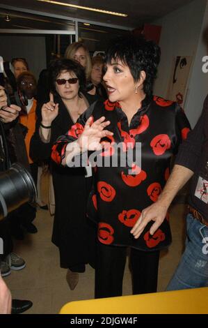 Liza Minnelli signiert die ersten 300 DVDs der kürzlich erschienenen 'Liza With A Z' bei Tower Records, Lincoln Center. Sie erhielt auch eine lebenslange Förderpreis von der Cerebral Palsy Association of Middlesex County in Erwartung ihres April 26 Benefizkonzert im New Jersey State Theatre. NY, NY, 4/06 Stockfoto