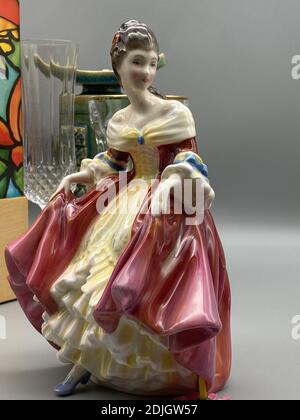 Nahaufnahme einer vint Porzellanfigur auf Grau Hintergrund Stockfoto
