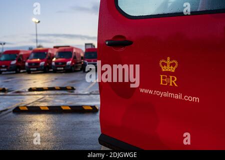 Royal Mail rote Lieferwagen, britische Post und Kurierdienst, Pakete und Briefe Lieferung Stockfoto