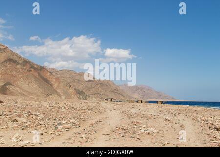 Die Küste des Roten Meeres und die Berge im Hintergrund. Ägypten, die Sinai-Halbinsel, Dahab. Stockfoto