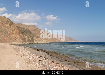 Die Küste des Roten Meeres und die Berge im Hintergrund. Ägypten, die Sinai-Halbinsel, Dahab. Stockfoto