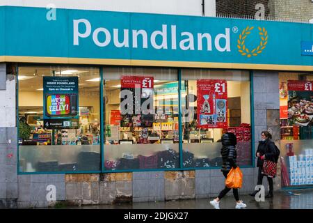 London, Großbritannien. Dezember 2020. Shopper laufen an einer Filiale von Poundland in London vorbei. Kredit: SOPA Images Limited/Alamy Live Nachrichten Stockfoto