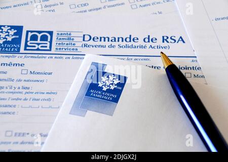 Frankreich. Dezember 2020. In dieser Abbildung ist ein blauer und goldener Stift auf dem Antragsformular "Revenu de Solidarite Active" (RSA) angebracht.im Zusammenhang mit der Covid-19-Pandemie wurde der Anstieg der Nutznießer des "Revenu de Solidarite Active" (RSA) für das Jahr 2020 in Frankreich auf 8.5 % geschätzt. Kredit: SOPA Images Limited/Alamy Live Nachrichten Stockfoto