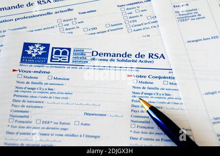 Frankreich. Dezember 2020. In dieser Abbildung ist ein blauer und goldener Stift auf dem Antragsformular "Revenu de Solidarite Active" (RSA) angebracht.im Zusammenhang mit der Covid-19-Pandemie wurde der Anstieg der Nutznießer des "Revenu de Solidarite Active" (RSA) für das Jahr 2020 in Frankreich auf 8.5 % geschätzt. Kredit: SOPA Images Limited/Alamy Live Nachrichten Stockfoto