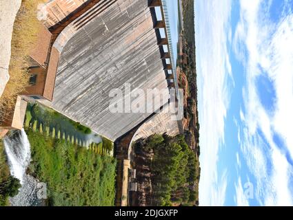 Wand des Staudamms des Stausees Peñarroya, Produktion von Wasserkraft. Stockfoto