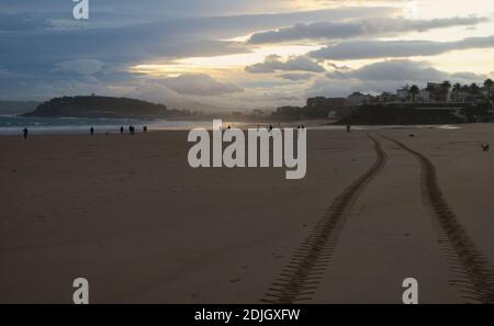 Herbstmorgendliche Landschaft mit Hundespaziergängern und Menschen, die an den Stränden von Sardinero trainieren Santander Cantabria Spanien Stockfoto