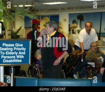 Exklusiv!! Ein kränkelder Jerry Lewis kommt im Rollstuhl am Fort Lauderdale Airport von Las Vegas an. 28/06 Stockfoto