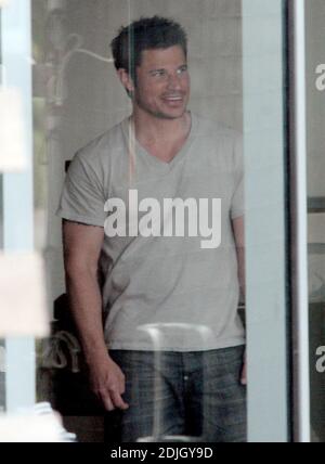 Nick Lachey filmt Szenen für Axe Body Spray, ein neues Deodorant, in West Hollywood, ca. Lachey hatte zu tun zahlreiche nimmt ziehen lustige Gesichter. Er filmte Szenen mit einer hübschen Brünette und es gab mehrere andere attraktive Frauen am Set. 4/06 Stockfoto